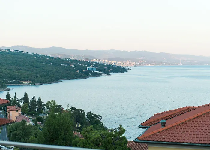Premium Apartment With Beautiful Sea View, Short Walk To The Sea